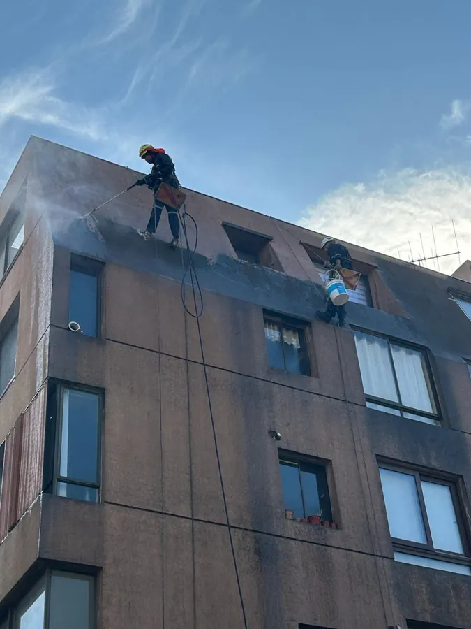 Hidrolavado de fachada en altura